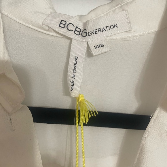 NWT BCBGeneration white blouse with slit back XXS - Picture 2 of 4